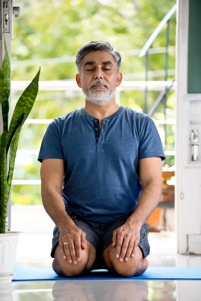 फिजिओथेरपी आणि योगासनांचा गुडघेदुखी कमी करण्यासाठी काय फायदा होतो?