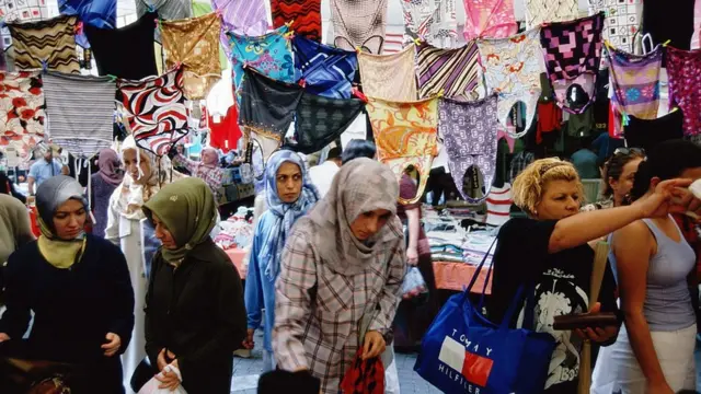 Sağcan, regl ürünlerinde KDV'nin indirilmesinin yeterli olmadığını, satın alma gücü olmayan kadınlar için bu ürünlerin ücretsiz olması gerektiğini savunuyor