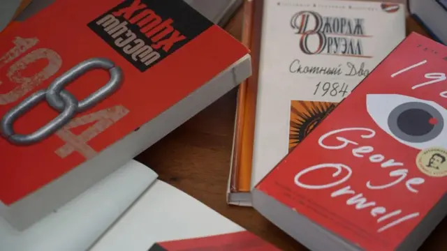 Иваново шаҳридаги кутубхонадаги Жорж Оруэлл китоблари