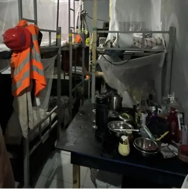 BYD fabrikasının inşaatında çalışan bazı işçilerin yaşam koşulları