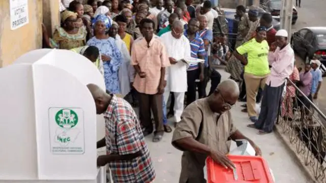 Awọn oludibo ni ibudo idibo kan