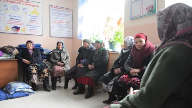 Чек арада чыр-чатактар ырбаган Көк-Таш айылынын ондогон тургуну Бишкекке келип президентке кайрылуу жасашты. Алар мамлекеттик тийиштүү мекемелерди чек арага жакын көчүрүүнү суранышты.