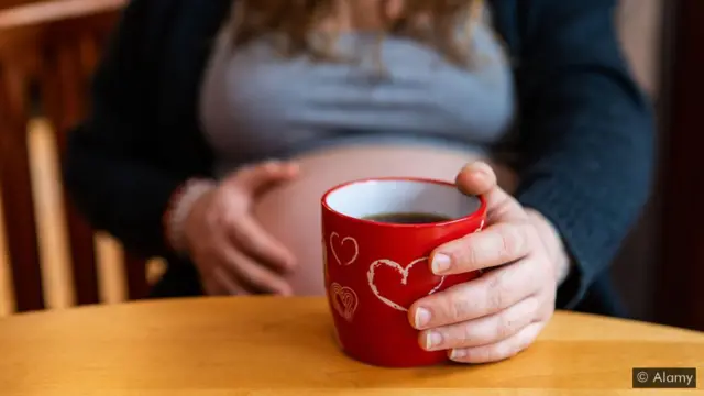 Grávida tomando café