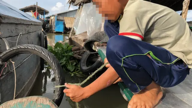 Nhiều em nhỏ không có giấy khai sinh, không thể đến trường mà ở nhà phụ cha mẹ chài lưới