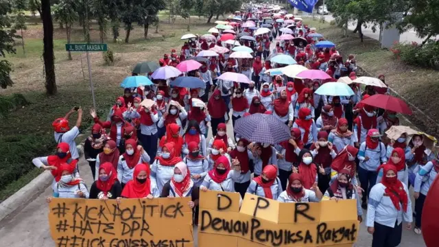 Massa buruh melakukan demonstrasi di Purwakarta, Jawa Barat, Kamis (08/10)