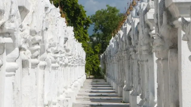 ပိဋကတ်သုံးပုံကို ကျောက်စာအဖြစ်ရေးထိုးထားတဲ့ ကုသိုလ်တော်ဘုရား
