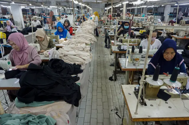 Industri tekstil Indonesia menjadi sektor bisnis yang terpukul akibat maraknya produk asing, termasuk pakaian bekas.