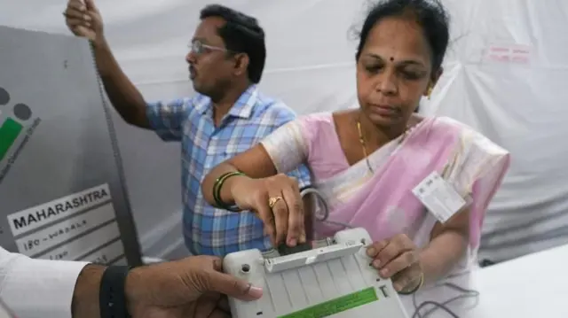 मुम्बईमा मतदानको तयारी गर्दै निर्वाचन अधिकारीहरू