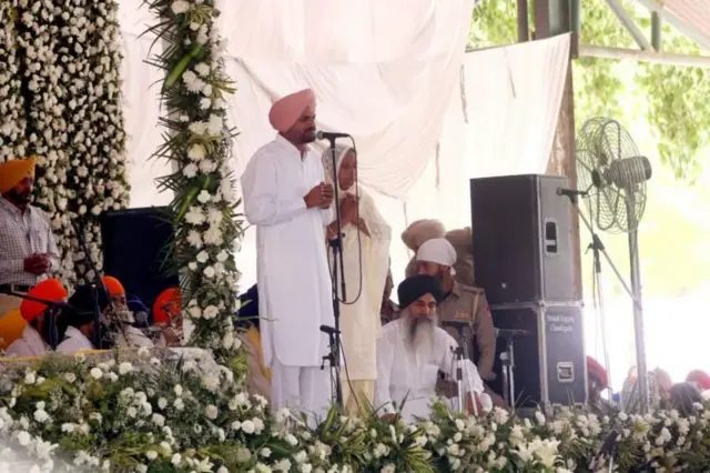 जून 2022 मध्ये सिद्धू मुसेवालाच्या अंत्यसंस्काराच्या वेळी त्याची आई चरणकौर आणि वडील बलकारसिंग सिद्धू.