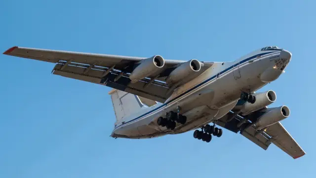 Indege y'Uburusiya Ilyushin Il-76 (ifoto yo mu bubiko) ivugwa ko yarimwo impfungwa za Ukraine 