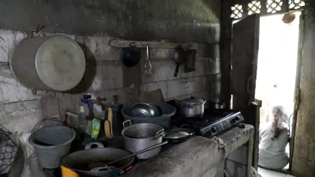 Bagian dapur dibangun seadanya, karena keterbatasan biaya. 