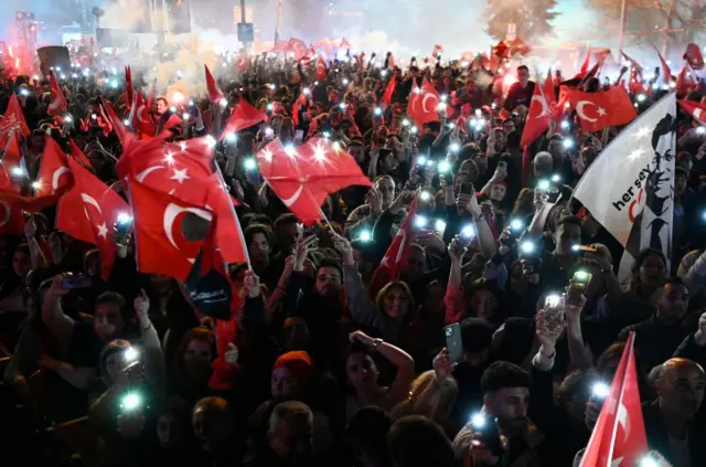CHP'liler 31 Mart gecesi kutlama yapıyor.