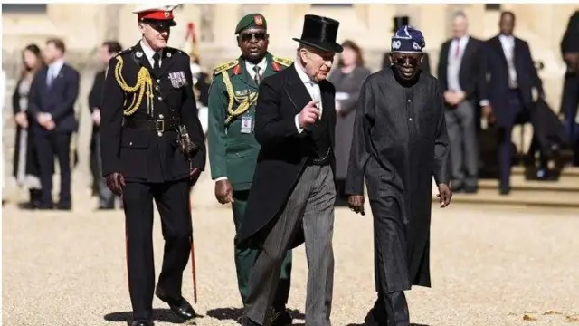 Ọba Charles ati aarẹ Tinubu n rin lọ, ti awọn ẹsọ wọn si tẹ le wọn lẹyin