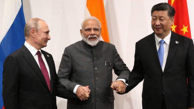 Президент Росії Володимир Путін, прем'єр-міністр Індії Нарендра Моді (у центрі) і голова КНР Сі Цзіньпін