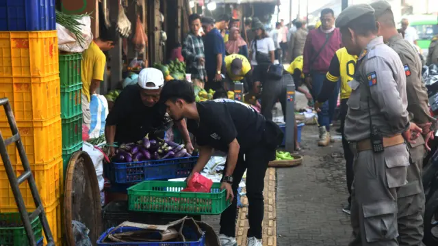 Petugas mengawasi sejumlah pedagang memindahkan dagangannya saat penertiban pedagang kaki lima (PKL) di Jalan Lawang Saketeng, Kota Bogor, Jawa Barat, Selasa (3/9/2024).