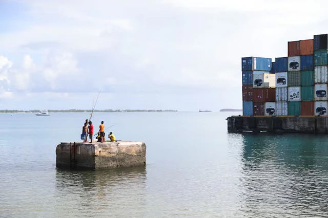 Trẻ em câu cá gần các container hàng hóa tại cảng Funafuti ở Tuvalu