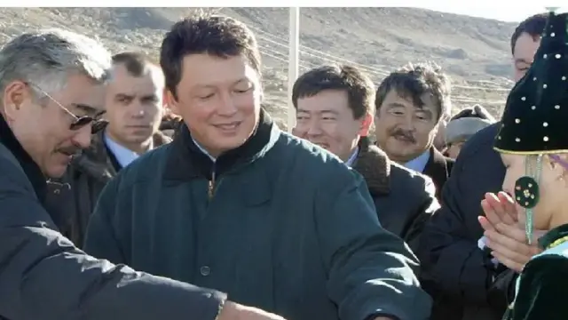 Сүрөттө: Тимур Кулибаев (ортодо) Каспийдеги мунай операцияларын колдоо базасынын салтанаттуу ачылышында, 2003-жылдын ноябры.