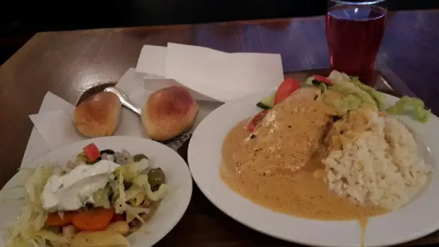 ዶሮ በሩዝ ከሰላጣ ጋር