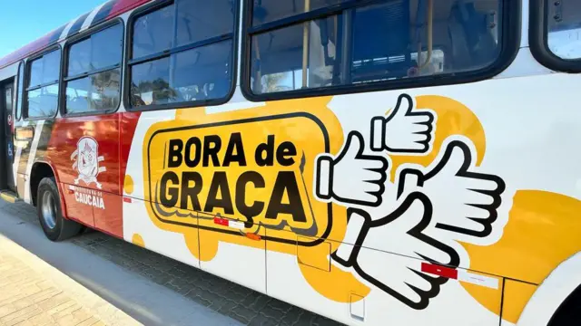 Ônibus do programa 'Boraslot machine cashGraça', da Prefeituraslot machine cashCaucaia, no Ceará