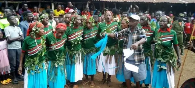 አሪዎች የድሽታ ግና በዓልን ሲያከብሩ የተለያዩ ዘፈኖችን እየዘፈኑጭፈራዎችን ይጨፍራሉ።