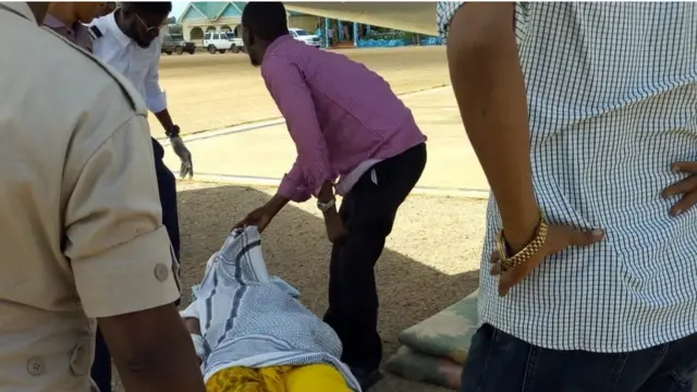 Mmoja wa watu waliojeruhiwa katika shambulio la Alshabab mjini Kismayo akiangaliwana daktari baada ya kuwasili jijini Nairobi kwa matibabu zaidi