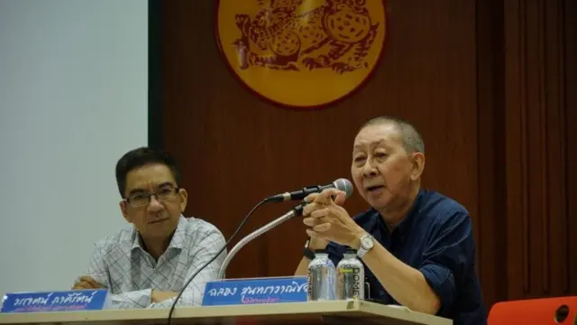 ศ.ดร. วรเจตน์ ภาคีรัตน์ (ซ้าย) กับ รศ.ดร. ฉลอง สุนทราวาณิชย์ วิจารณ์การผลักดันร่างกฎหมายข้อมูลข่าวสารฯ ฉบับใหม่ของรัฐบาล ในเวทีเสวนา "เสรีภาพทางวิชาการในสภาวะถดถอย" ที่ มธ. เมื่อ 5 เม.ย.