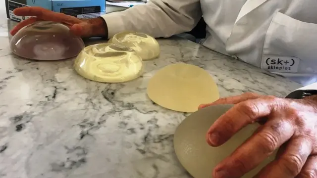 Implantes mamarios en una clínica de Venezuela