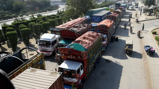 ہائی وے بلاک ہونے کی وجہ سے ٹرک ڈرائیور راستہ کھلنے کے انتظار میں