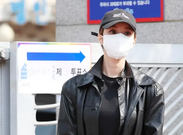 배우 고준희가 검은 옷을 입고 투표소를 방문한 사진