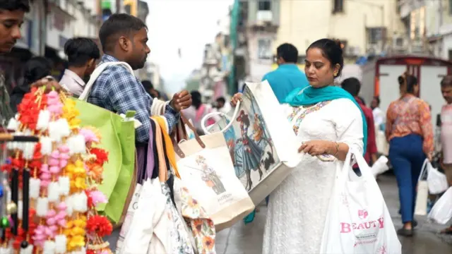 अमेरिकेनं भारतावर 50 टक्के टॅरिफ लावल्यामुळे अर्थव्यवस्थेवर होणारा परिणाम कर कपातीमुळे कमी होईल
