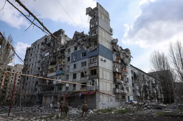 Покровск: полуразрушенный многоэтажный жилой дом