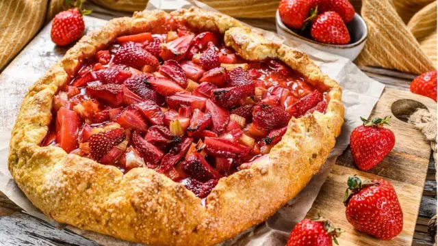 Галета с клубникой на деревянном столе