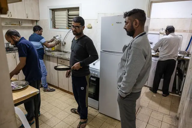 তেল আভিভে ভারতীয় নির্মাণকর্মীরা- ফাইল চিত্র।