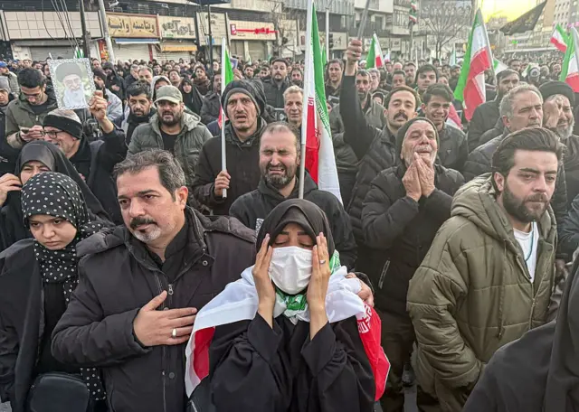 Kerumunan besar di Lapangan Enghelab setelah televisi pemerintah mengumumkan Pemimpin Tertinggi Iran Ayatollah Ali Khamenei terbunuh dalam serangan AS-Israel di Teheran, Iran, Minggu (01/03).