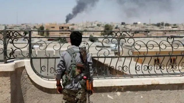 «Сириянын демократиялык күчтөрү», күрд бөлүктөрү жана араб оппозициялык топтору шаарды толук бошотуу үчүн чабуулга өттү.