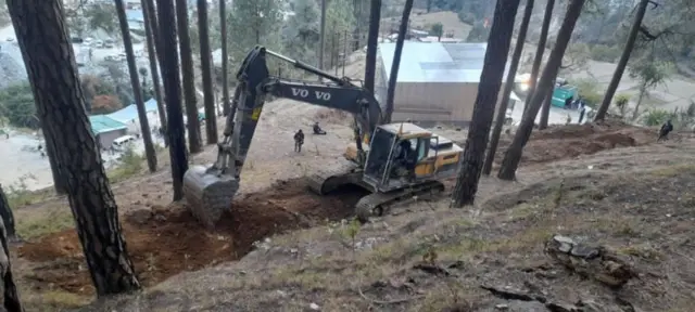 बोगद्याच्या वरच्या भागात खोदण्यासाठी यंत्रे हलवण्याची तयारी