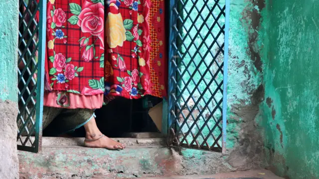 फोटो कॅप्शन - समाज जरी या महिलांना वेश्‍या म्‍हणून ओळखत असला, तरी त्‍यांची परंपरा मात्र त्‍यांना 'हरदासी' म्‍हणून संबोधते.