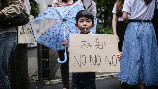 हॉन्गकॉन्ग में प्रदर्शन करता बच्चा