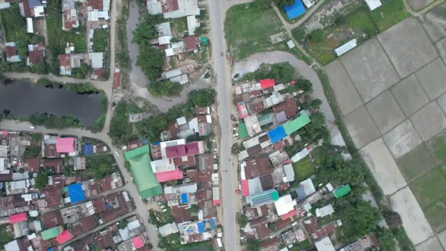 घरों के बीच एक सड़क 