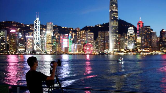 1983年中英就香港未來談判之際，倪匡開始在報章發表連載小說《追龍》，內容指東方將有一個大城市要毀滅，他後來透露這個大城市就是指香港。