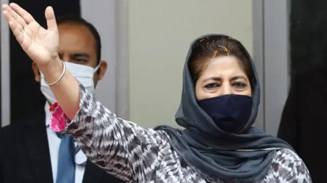 महबूबा मुफ्ती, काश्मीर, राष्ट्रध्वज