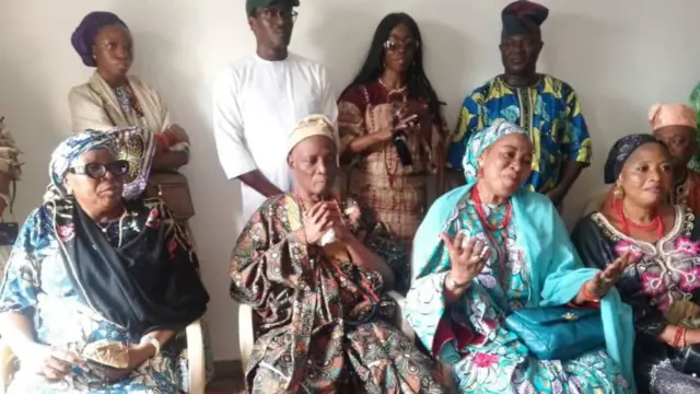 Ọba Ladoja atawọn ẹbi rẹ joko papọ, ti oun ati awọn iyawo rẹ si fi ilẹkẹ sọrun