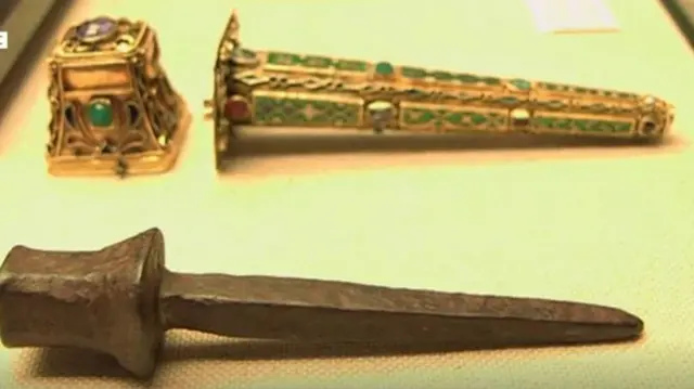 ஆணி வைக்கப்படும் உறை (மேலே) மற்றும் அந்த ஆணியின் படம்