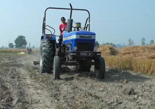விவசாயம் செய்யும் இளம்பெண்