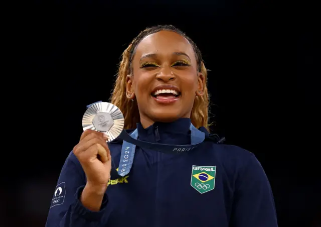 Rebeca Andrade  segura medalhacaça níquel a era do geloprata 