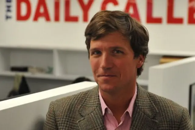 Tucker Carlson na redação do novo site, o Daily Caller, em 6 de janeiro de 2010, em Washington, DC.
