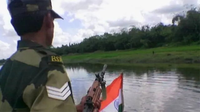নদীতে টহলরত বিএসএফ সৈন্য