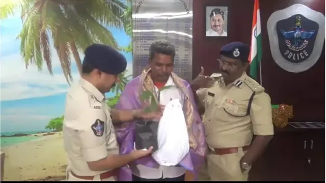 గంజాయి తోటలను నాశనం చేసిన వారిని సన్మానిస్తున్న పోలీసులు