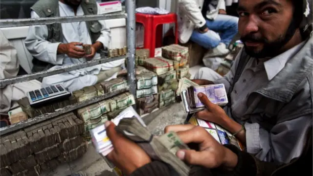 د ډېرو هټيو په ښېښو لیکل شوي چې افغانۍ یې ملي هويت دی، سودا په افغانۍ پلوري.