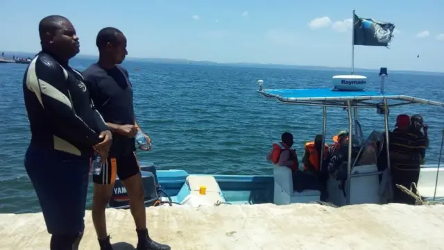 Baadhi ya waogeleaji waliokuwa wakisaka miili ya watu waliofariki na walionusurika